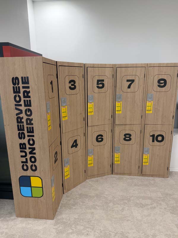 Habillage de casiers imitation bois pour 2 conciergeries d&rsquo;entreprises de Club Services