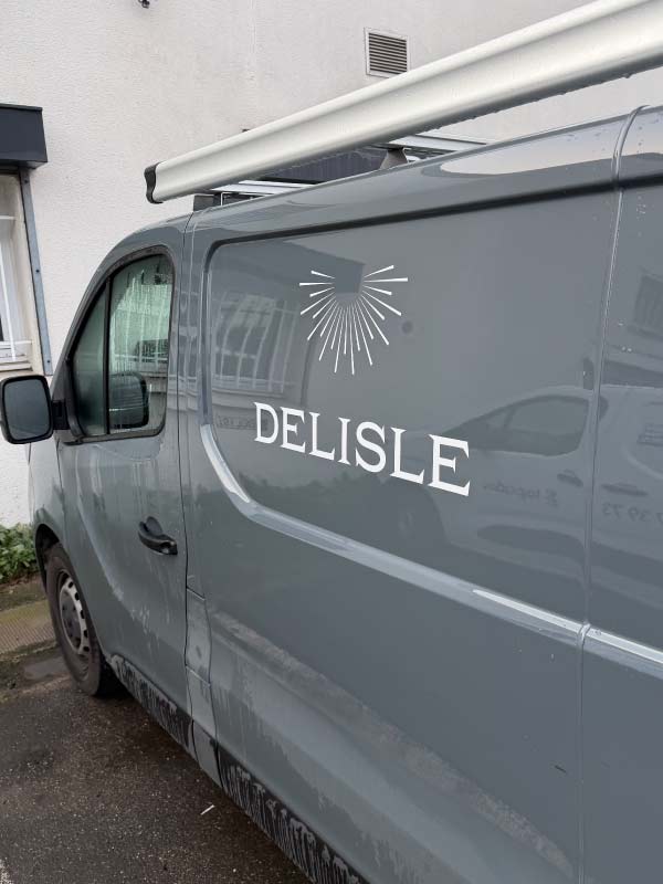 Réalisation d&rsquo;un marquage simple et élégant pour Delisle : l&rsquo;art du lettrage à Montreuil (93)