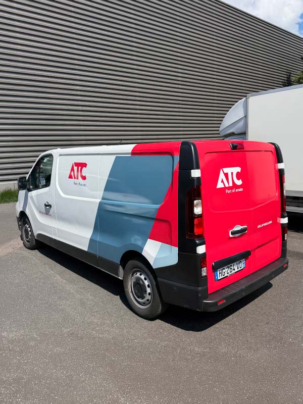Déploiement de marquage publicitaire : semi-covering sur Renault Trafic et Fiat Doblò